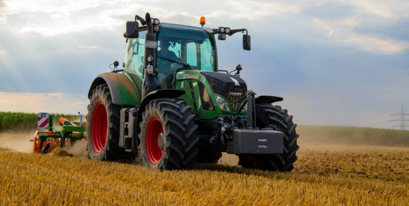 Traktor bearbeitet Landwirtschaftliche Fläche