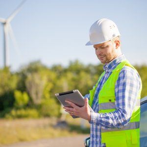 Werkstudent checkt die Windenergie Produktion